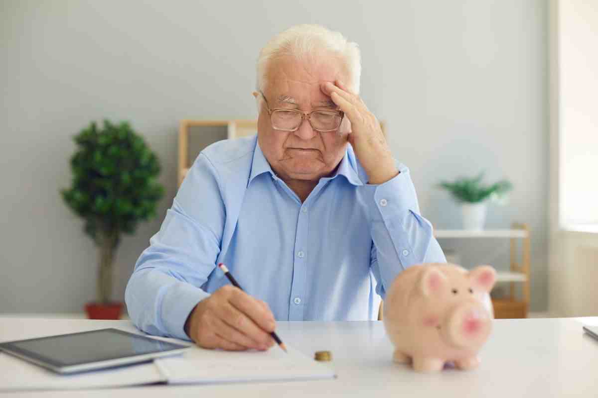 anziano pensionato preoccupato per soldi