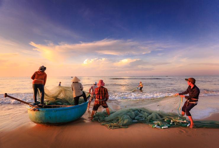 Pescatori riprendono la rete dal mare