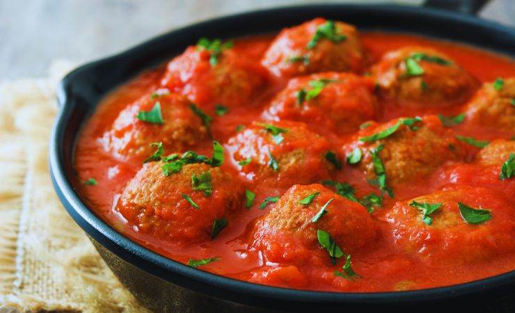 polpette nel sugo in una padella