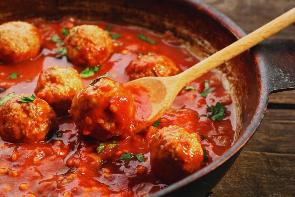 polpette in una padella girate